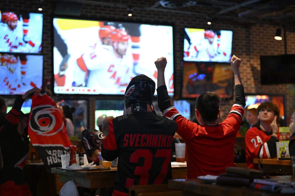 Carolina Ale House crowd