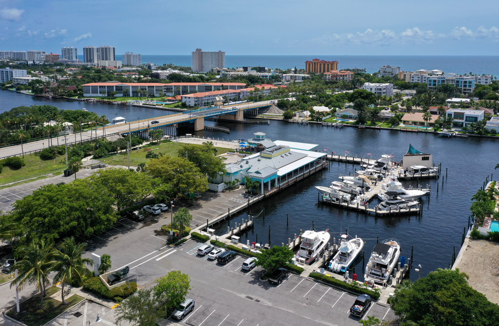 The Cove Waterfront Restaurant and Tiki Bar - Dock Side